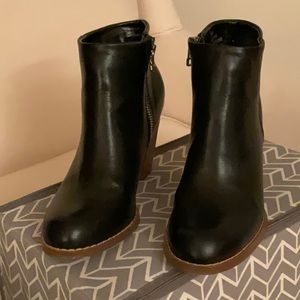 Expression black boot